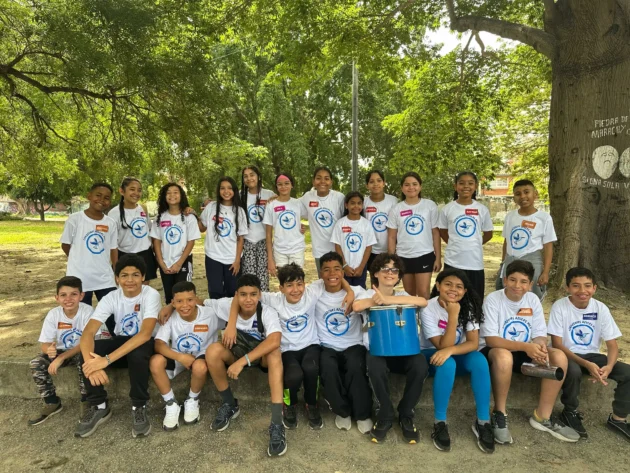 Niños y adolescentes participando en Blue Camp de Corazones Azules MCY