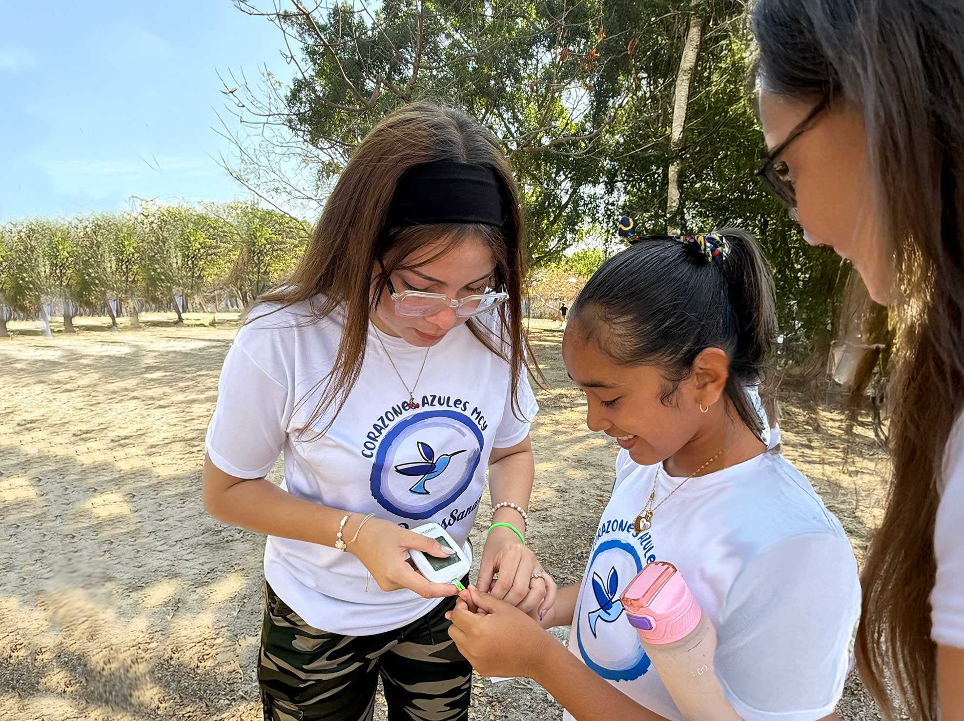 Delivery of a Starter Kit to a Type 1 Diabetes patient by Corazones Azules MCY